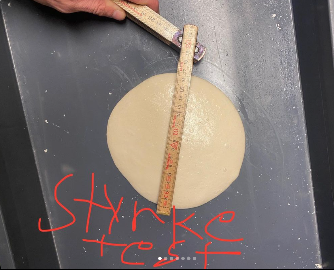 Get the right dough consistency with the spread test. – Lilla Napoli